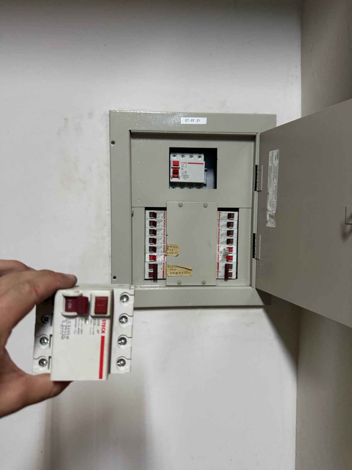 Manutenção de quadro elétrico — EXPE OBRAS