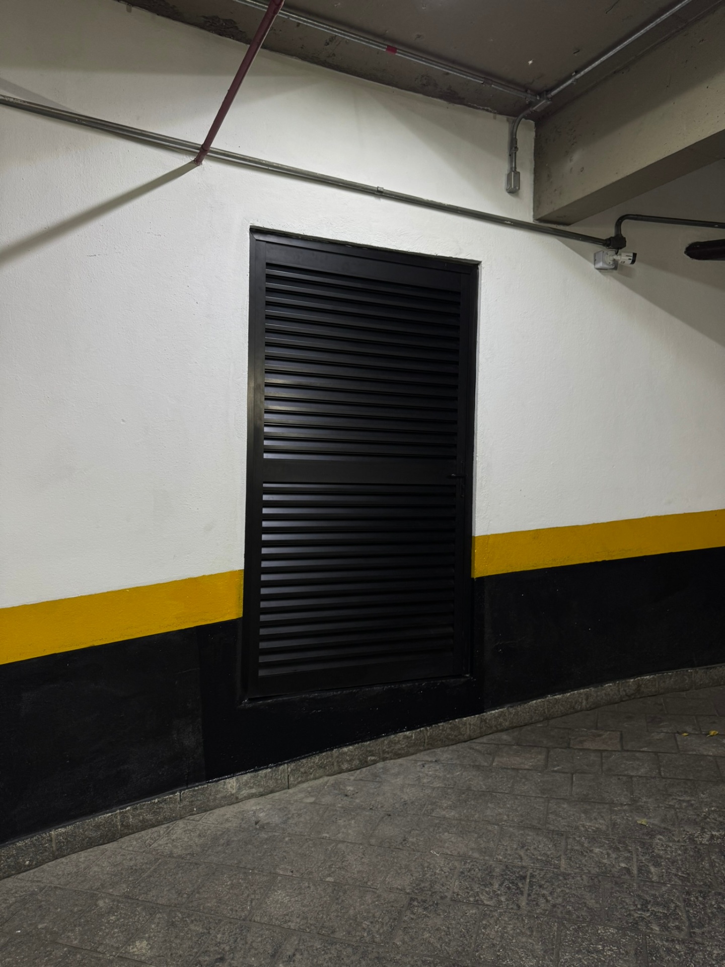 Porta de ventilação em garagem — EXPE OBRAS